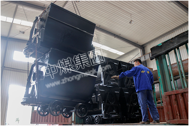 中煤集團一批翻斗式礦車經青島港出口巴基斯坦