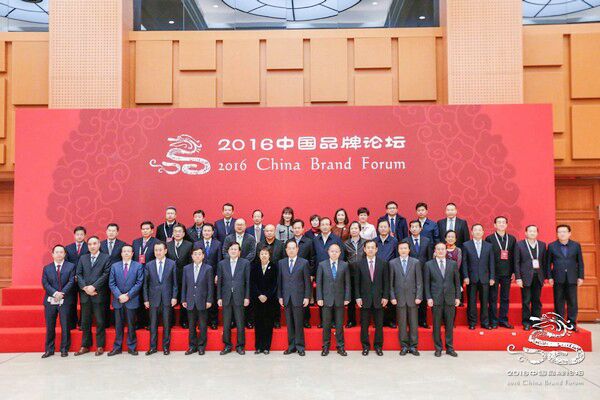 徐工集團副總裁吳江龍作主旨演講，徐工榮獲首屆“中國品牌獎—創新獎”